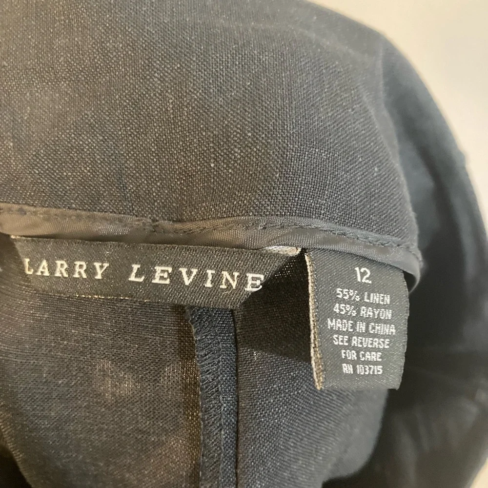 Larry Levine Essential Black linen skirt size 12 zip on the side
